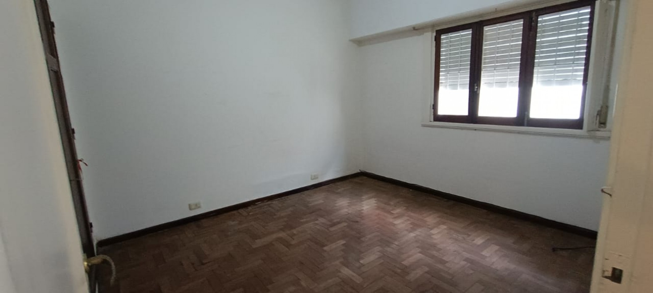  chalet estilo marplatense de 3 Ambientes con patio y Garage y depto de 2 ambientes Planta alta