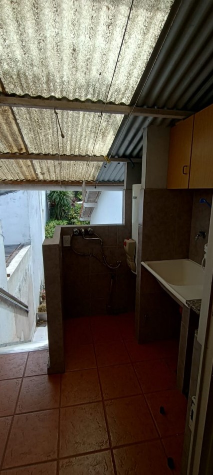  chalet estilo marplatense de 3 Ambientes con patio y Garage y depto de 2 ambientes Planta alta