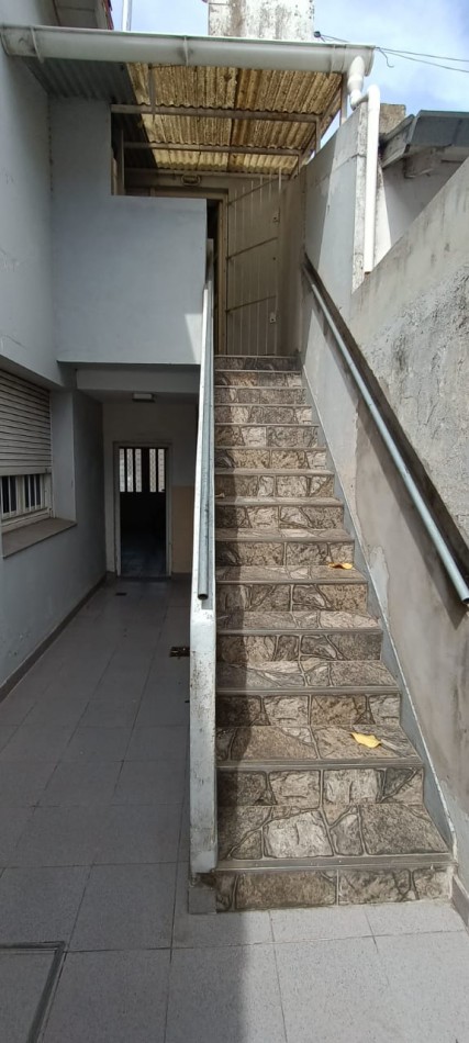  chalet estilo marplatense de 3 Ambientes con patio y Garage y depto de 2 ambientes Planta alta