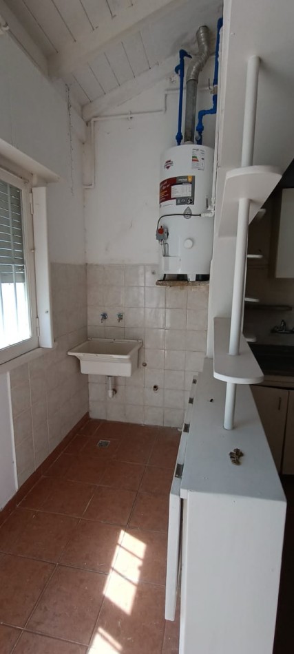  chalet estilo marplatense de 3 Ambientes con patio y Garage y depto de 2 ambientes Planta alta