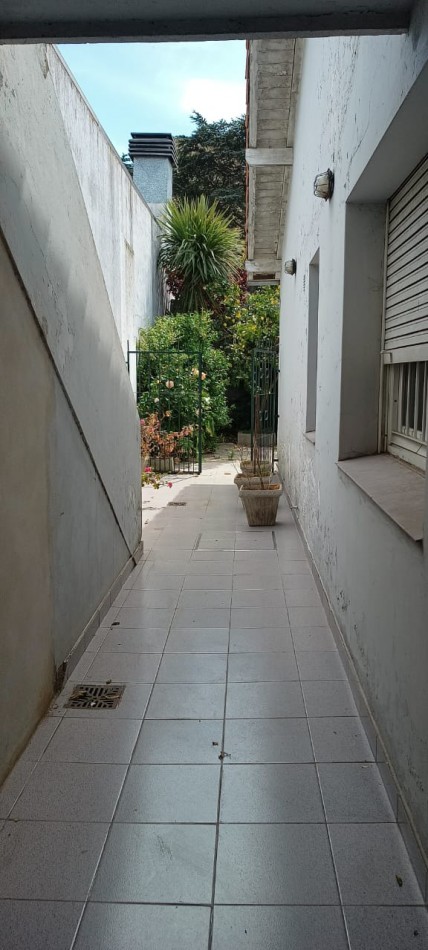  chalet estilo marplatense de 3 Ambientes con patio y Garage y depto de 2 ambientes Planta alta