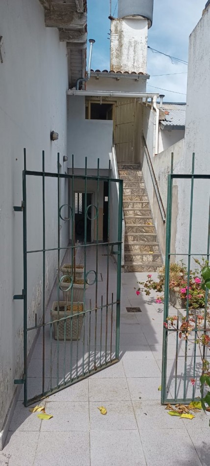  chalet estilo marplatense de 3 Ambientes con patio y Garage y depto de 2 ambientes Planta alta
