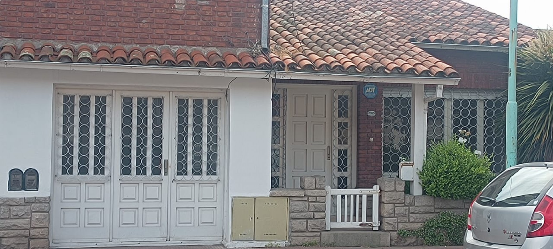  chalet estilo marplatense de 3 Ambientes con patio y Garage y depto de 2 ambientes Planta alta