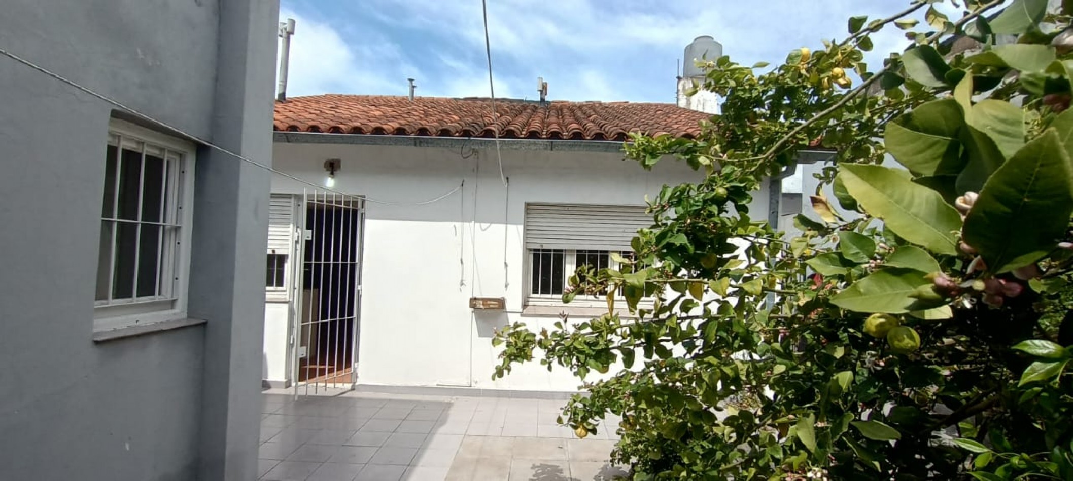  chalet estilo marplatense de 3 Ambientes con patio y Garage y depto de 2 ambientes Planta alta