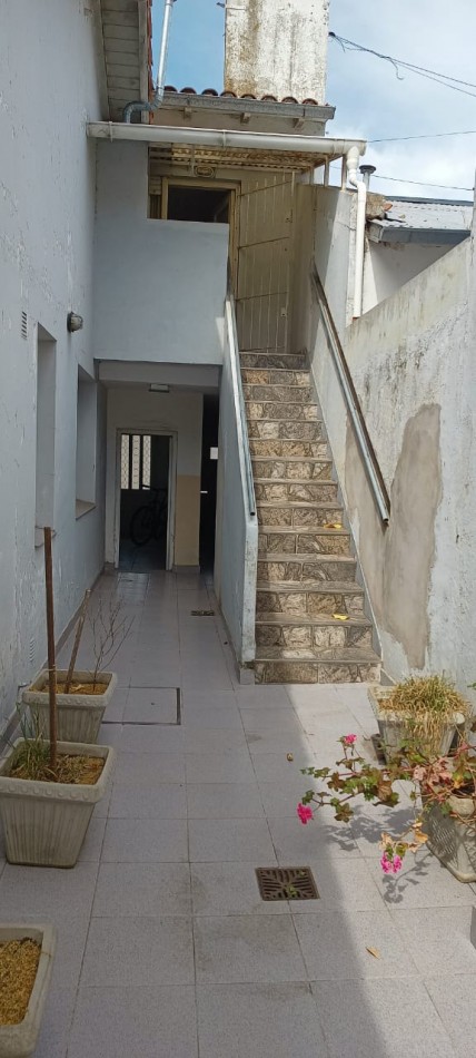  chalet estilo marplatense de 3 Ambientes con patio y Garage y depto de 2 ambientes Planta alta
