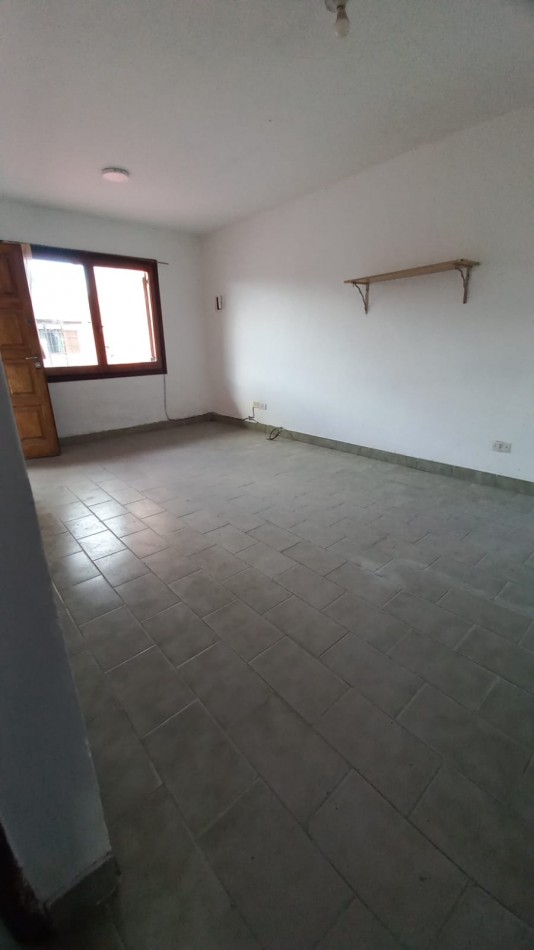 "OPORTUNIDAD" casa P.H 3 Ambientes conentrada de auto y patio atras 