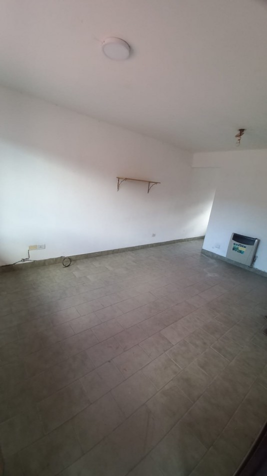 "OPORTUNIDAD" casa P.H 3 Ambientes conentrada de auto y patio atras 