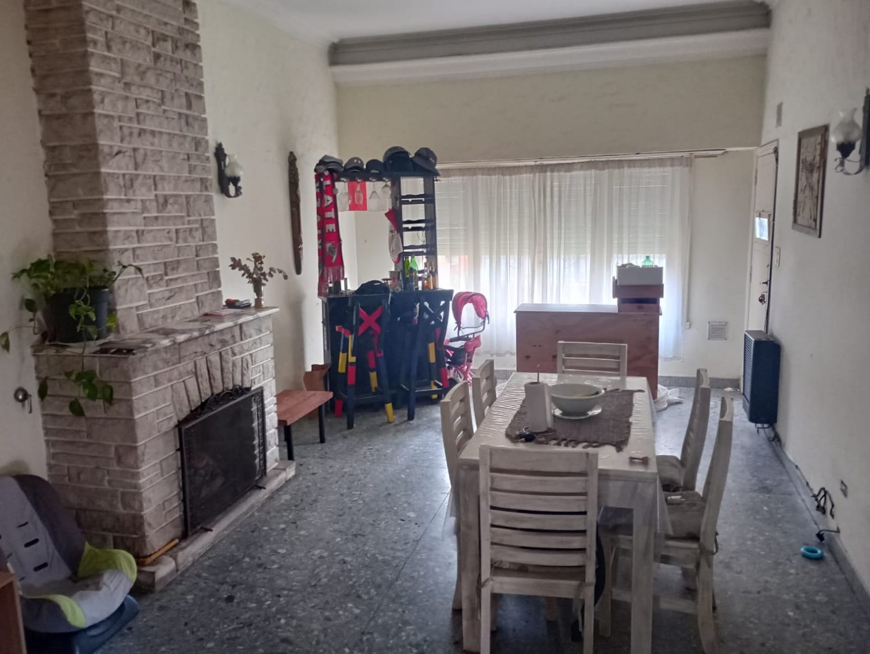 chalet 4 ambientes con parque y entrada de auto !!!!